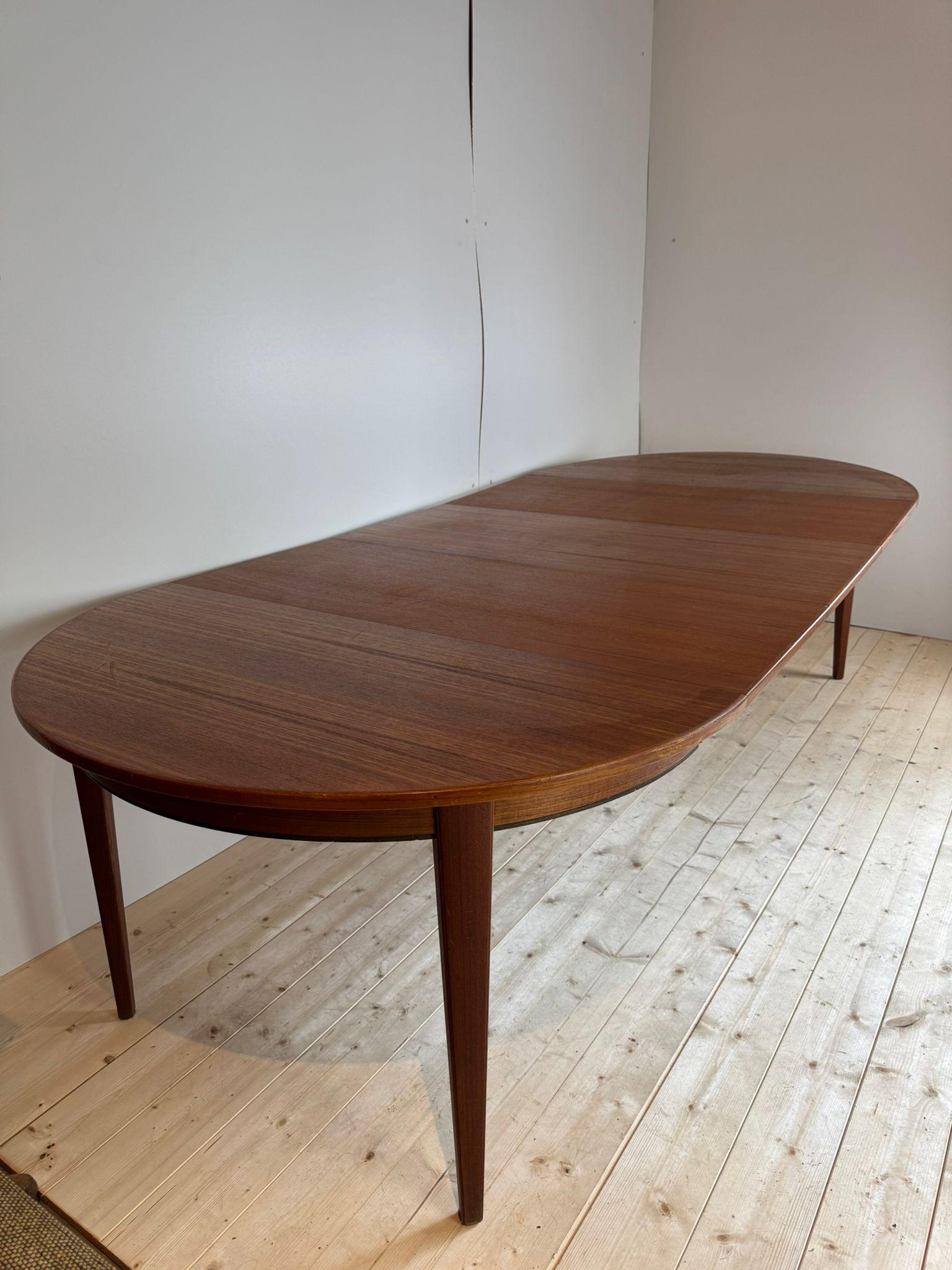 Table de salle à manger ronde en teck avec 3 plateaux, Danemark 1960 Bon état - En vente à Torino, IT