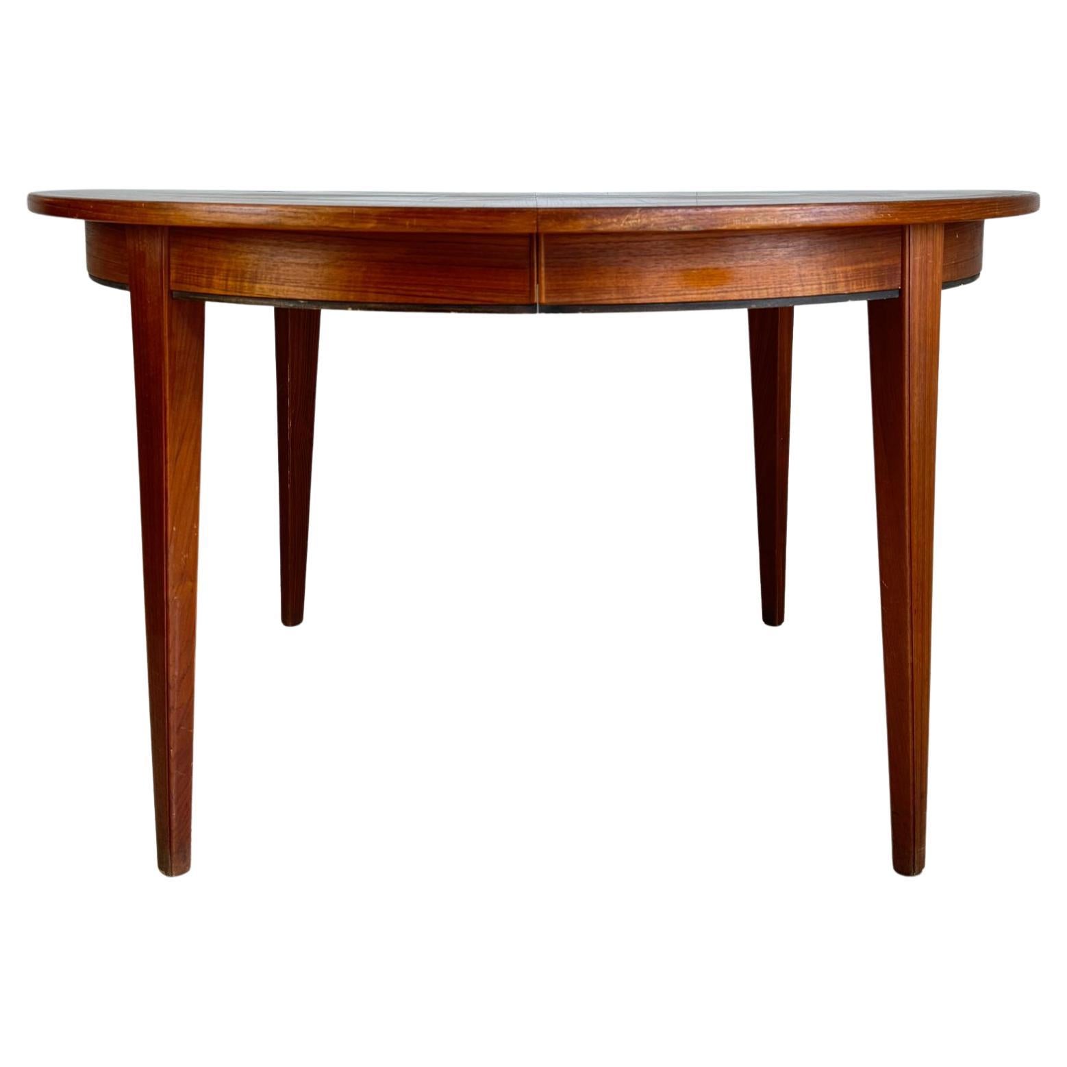 Round teak dining table with 3 leaves, Denmark 1960