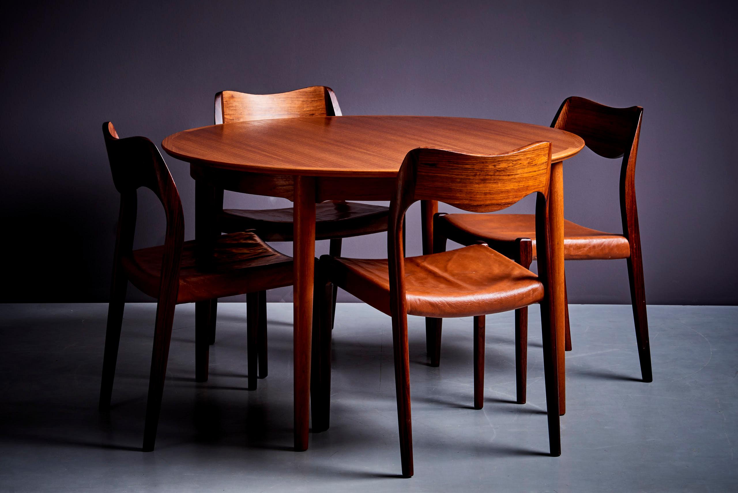 Beautiful Teak dining table with two separate extensions, offering space for 8 people. Very elegant design, high-quality craftsmanship The extensions feature a full edge that can be folded down, preserving the table's cohesive look and allowing for