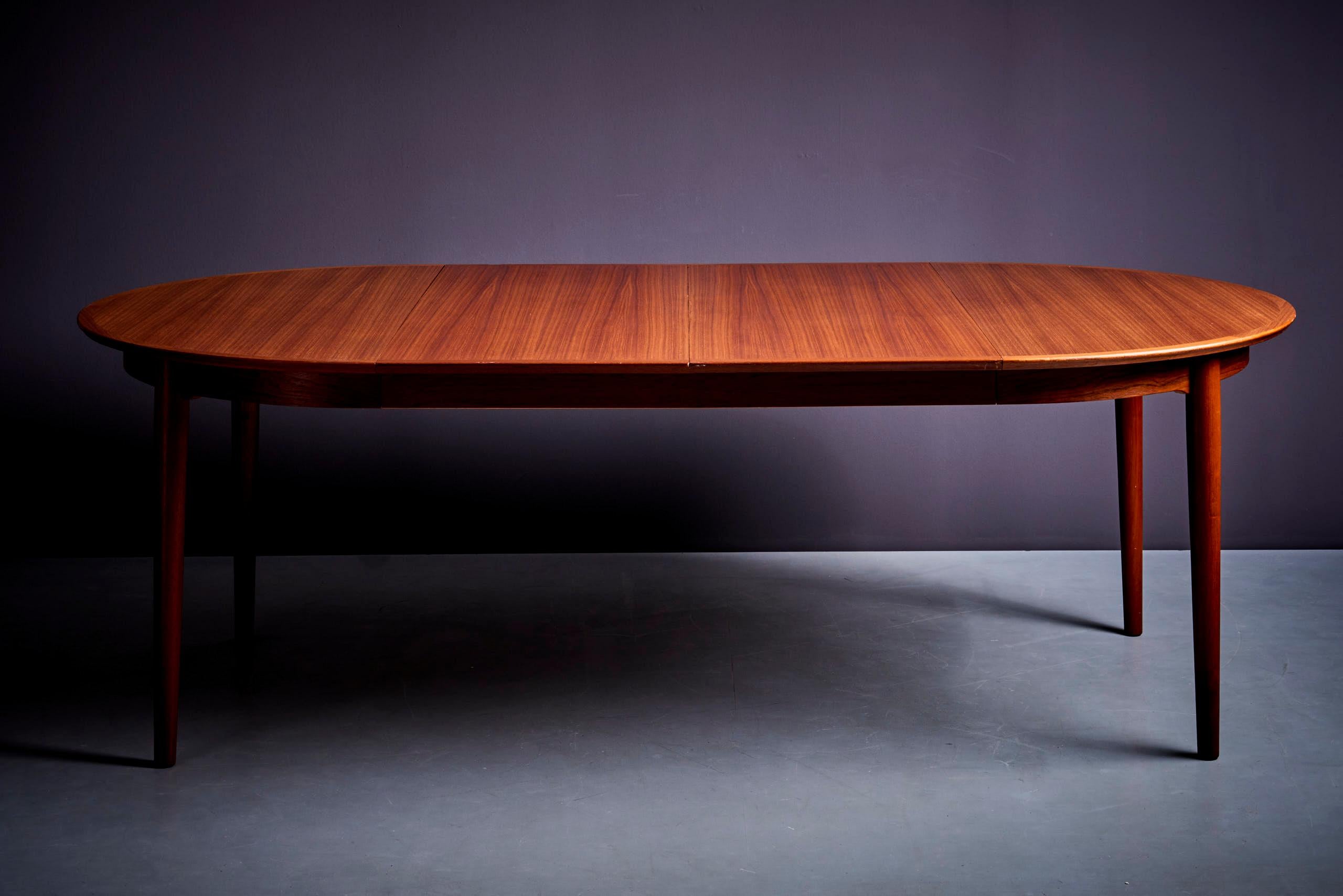 Round Teak Dining Table with two Extensions by Arne Vodder for Sibast Mobler In Good Condition In Berlin, DE