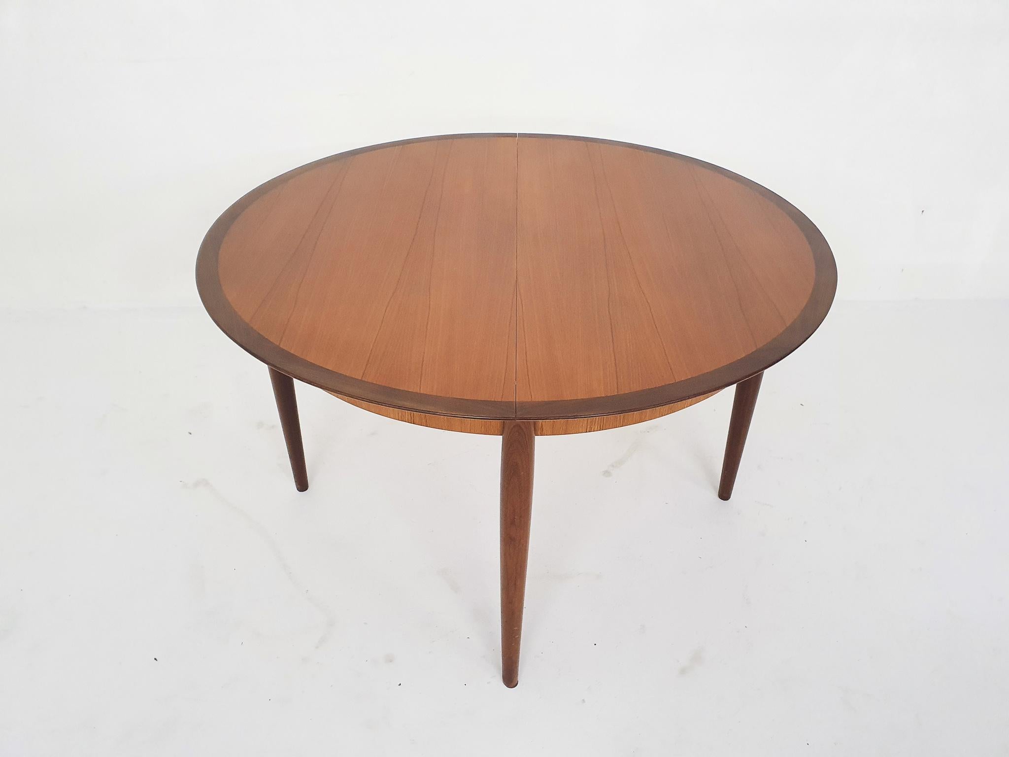 Round dining table model 
