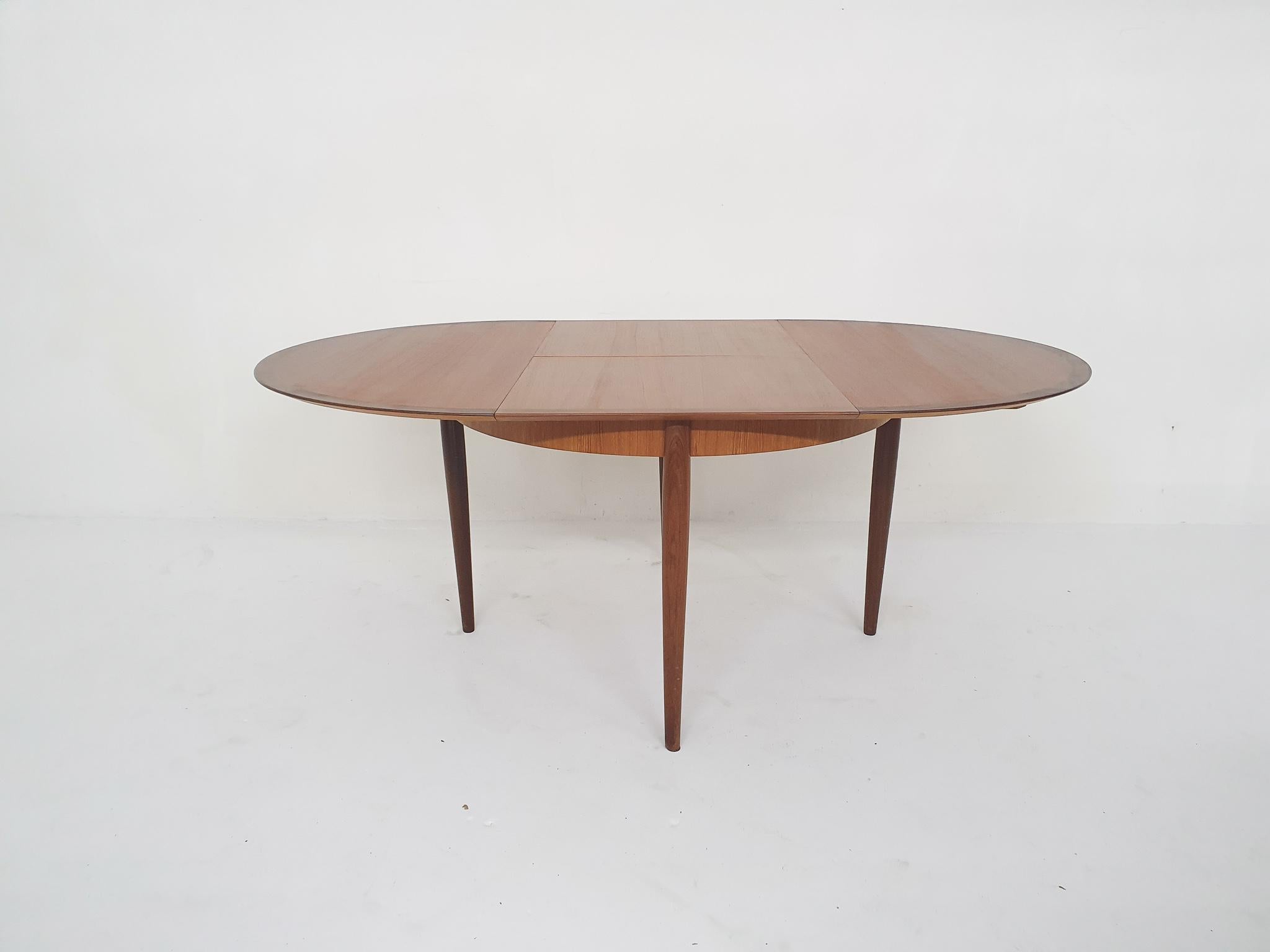 Round Teak Extendable Dining Table by Lubke, Germany, 1960's In Good Condition In Amsterdam, NL
