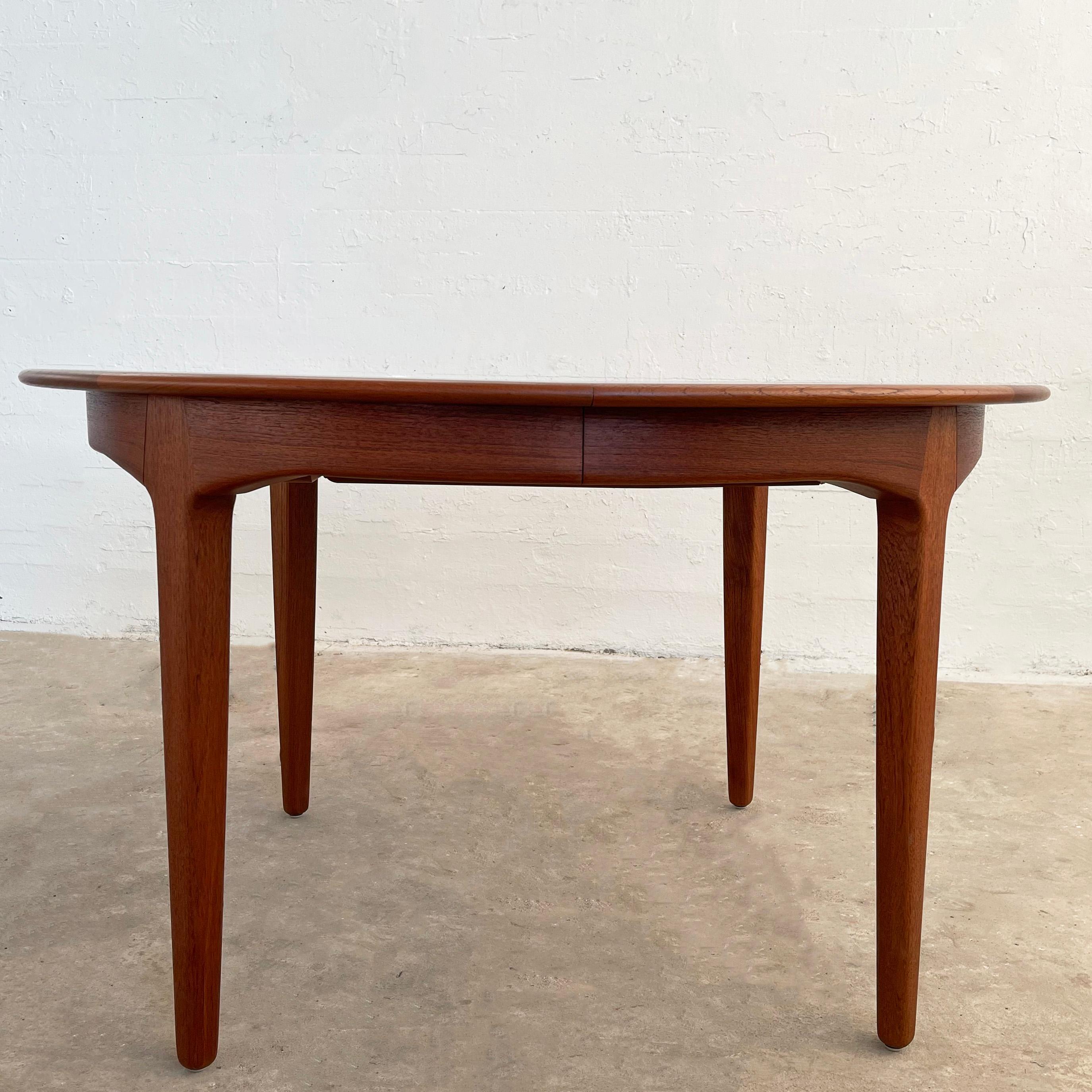 Round Teak Extension Dining Table By Henning Kjaernulf For Soro Stole, Denmark In Good Condition For Sale In Brooklyn, NY