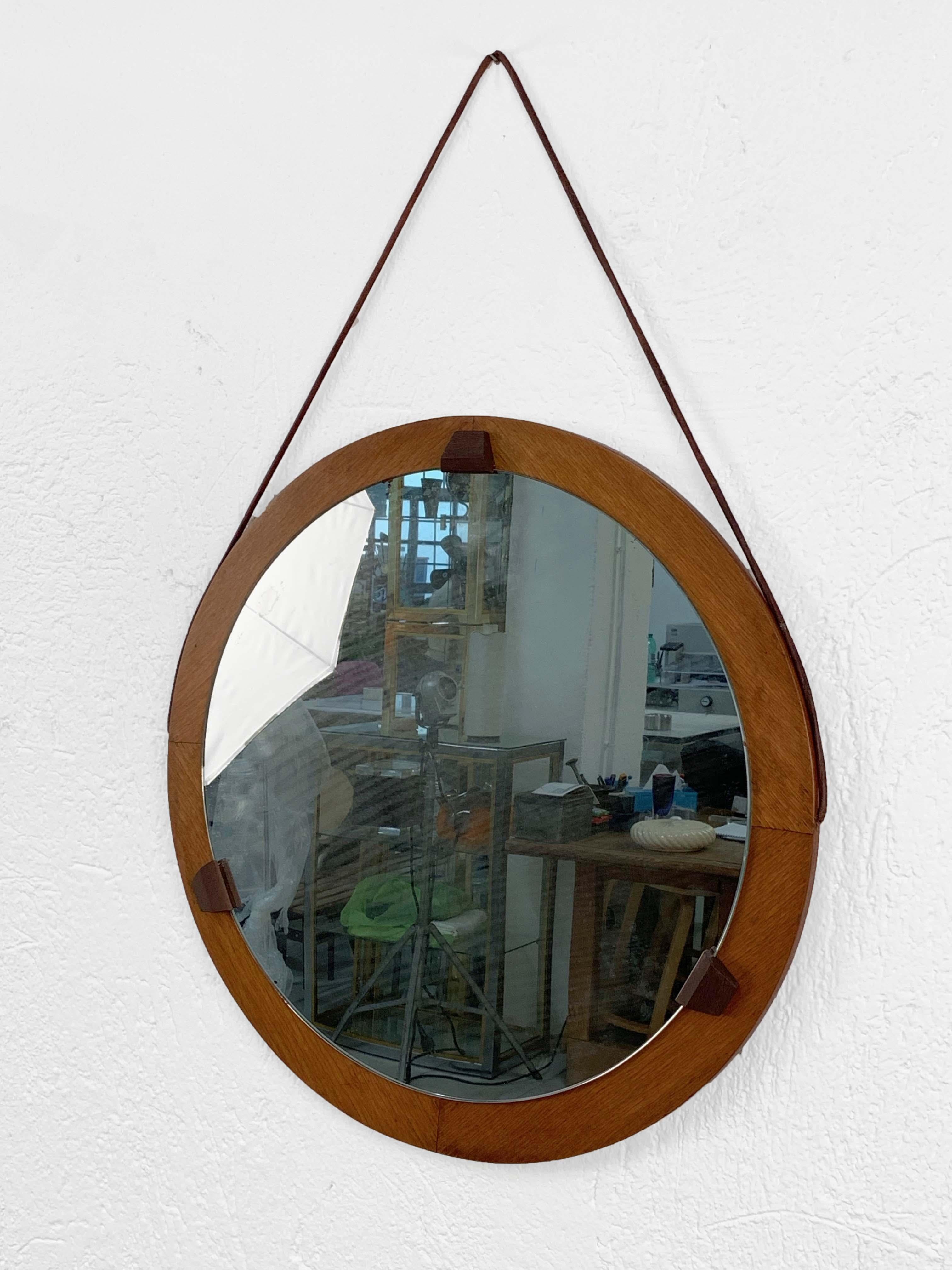 1960s round mirror, teak structure.
Leather details.
Vintage, signs of use of time.