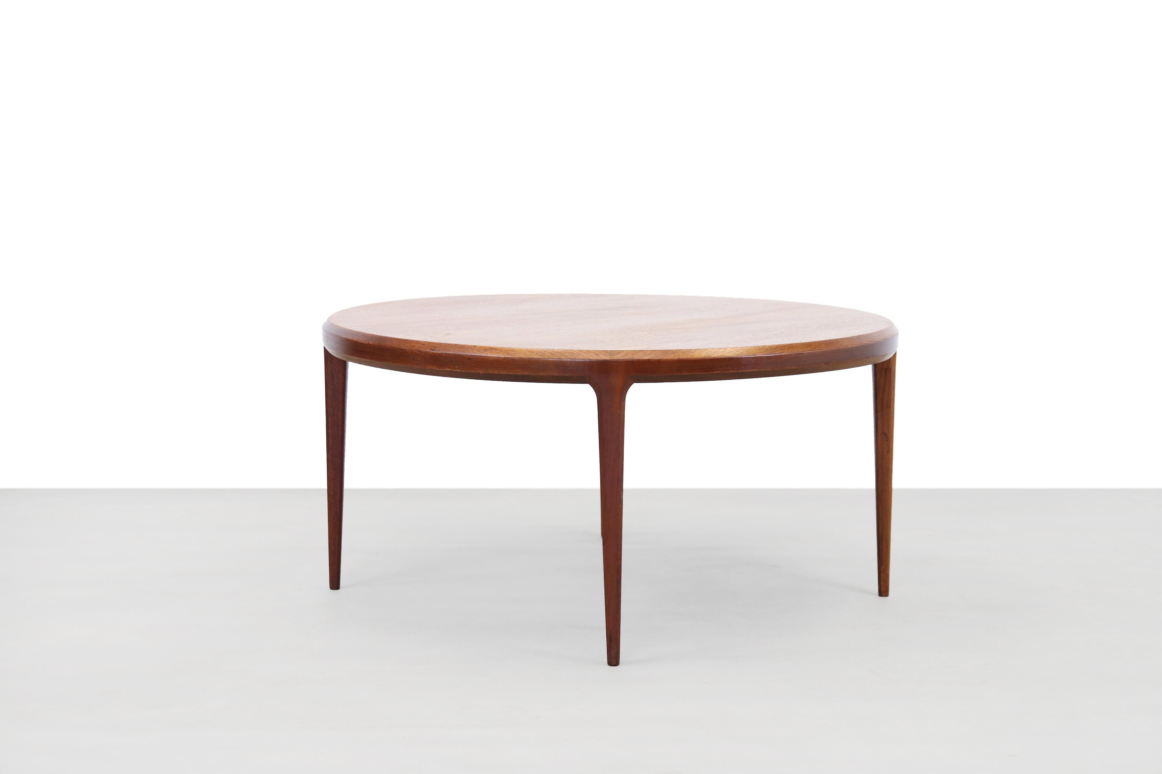 Beautifully designed coffee table by Johannes Andersen for Silkeborg Møbelfabrik. Made of solid teak and teak veneer. With a diameter of 100 cm and a height of 50 cm, it is a large salon table, but the smart design makes the table feel very