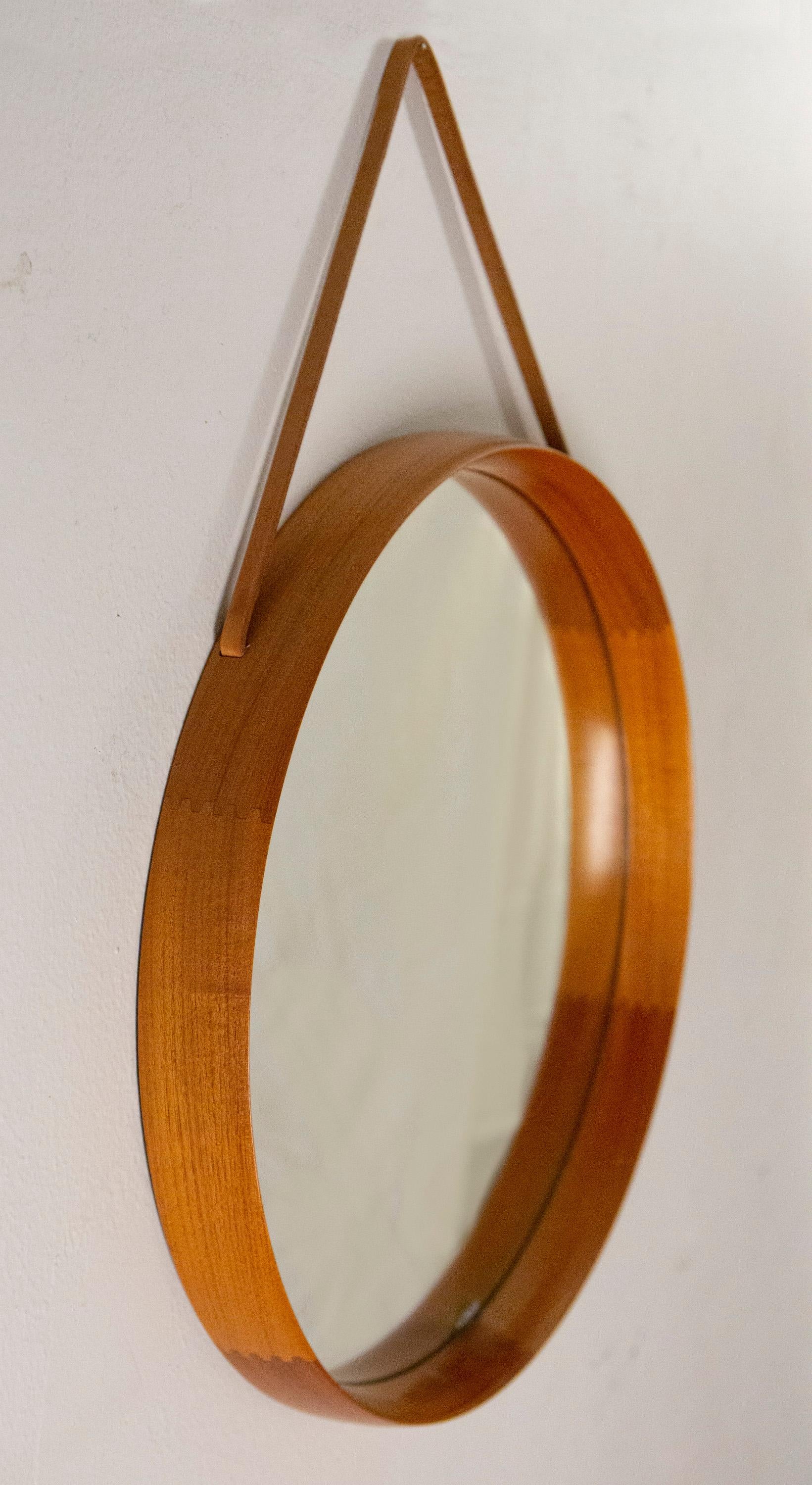 Miroir rond en teck par Uno et Osten Kristiansson pour Luxus Vittsjö, Suède, années 1960 en vente 6