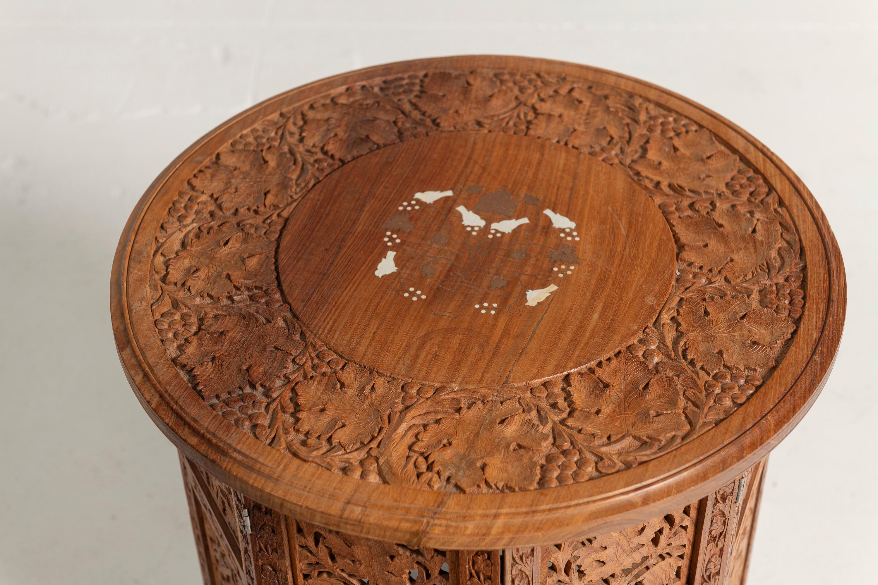 Tabouret redondo de teca Mesa auxiliar o de bebidas marroquí siglo XX en venta
