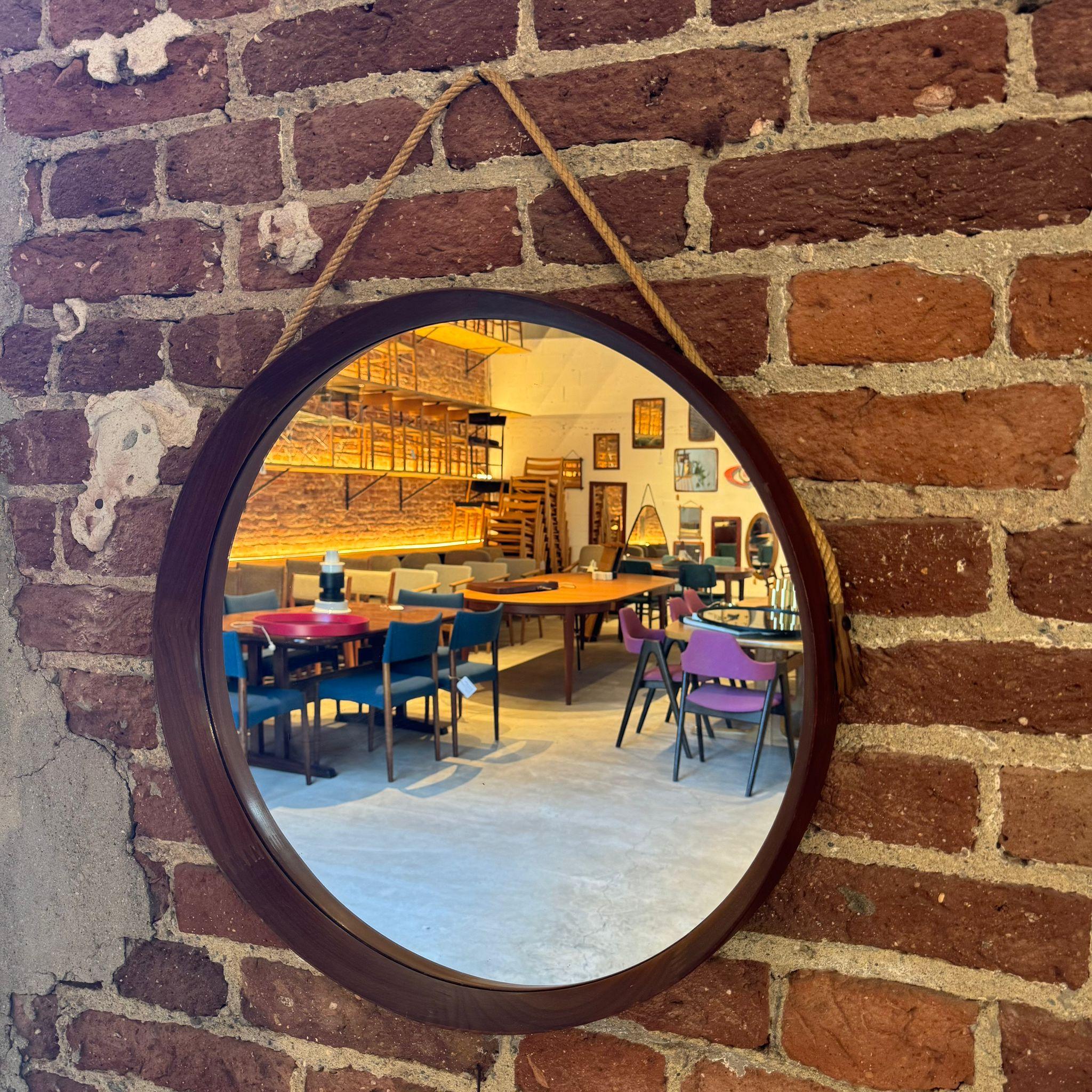 Mid-20th Century Table ronde en teck en vente