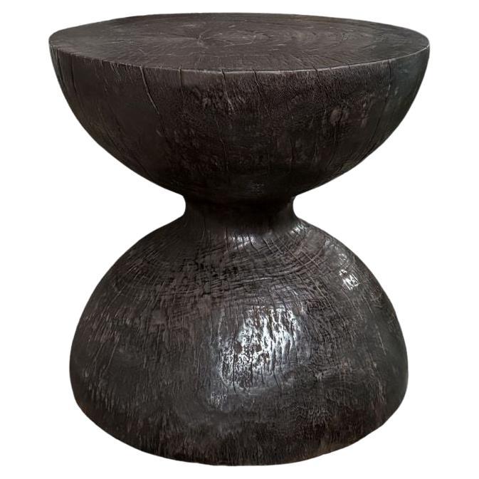 Tavolino rotondo in legno di suar, finitura bruciata, design a strati, organico moderno