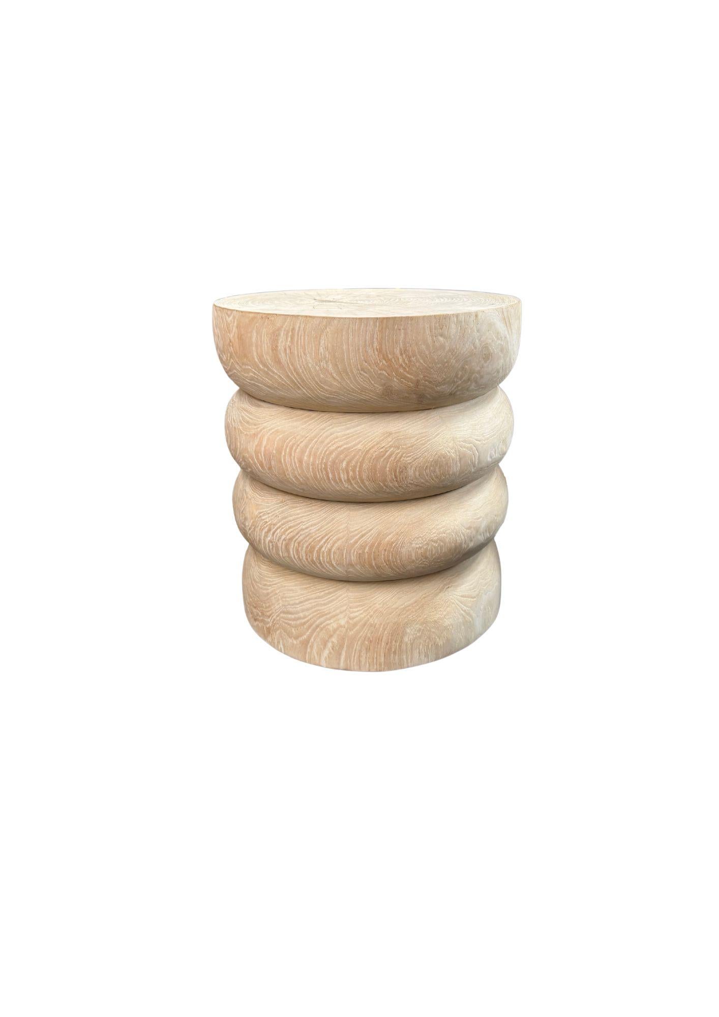 Runder Beistelltisch aus Teakholz, gebleichtes Finish, geschichtetes Design, modernes organisches Design (Organische Moderne) im Angebot