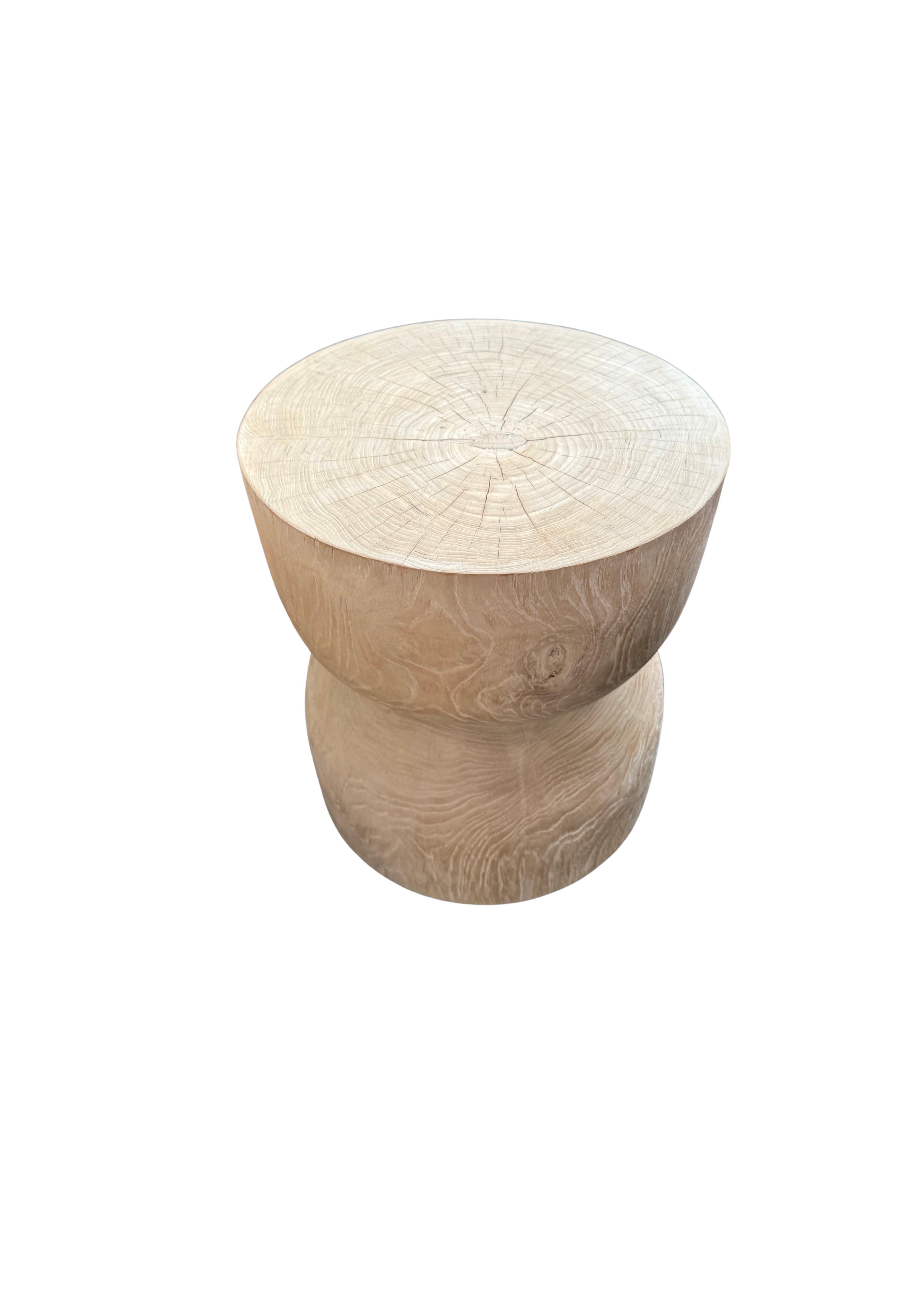 Runder Beistelltisch aus Teakholz, gebleichtes Finish, geschichtetes Design, modernes organisches Design (Organische Moderne) im Angebot