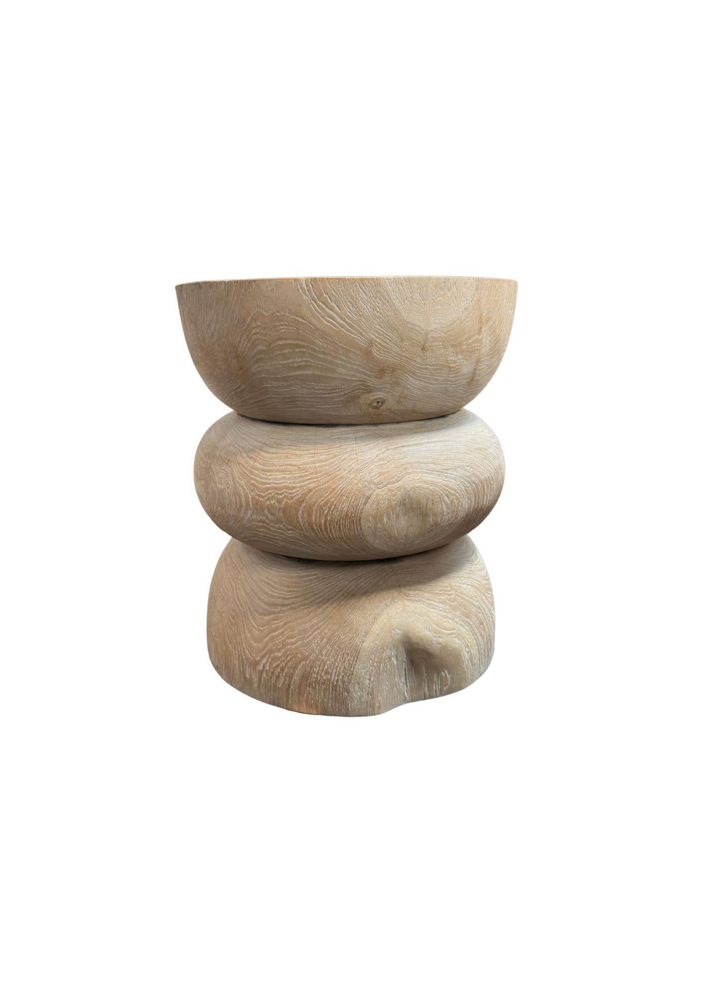 Runder Beistelltisch aus Teakholz, gebleichtes Finish, geschichtetes Design, modernes organisches Design (Organische Moderne) im Angebot