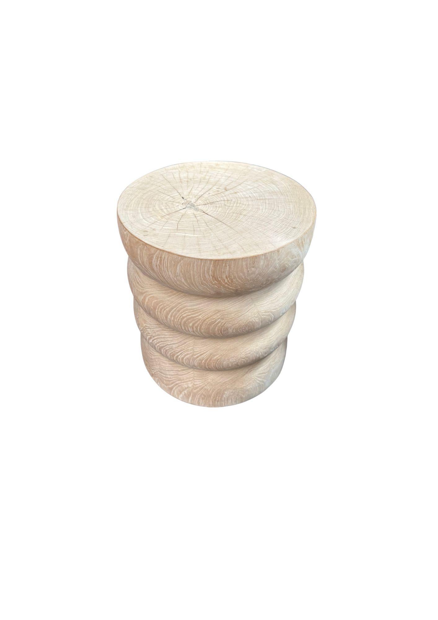Runder Beistelltisch aus Teakholz, gebleichtes Finish, geschichtetes Design, modernes organisches Design (Handgefertigt) im Angebot
