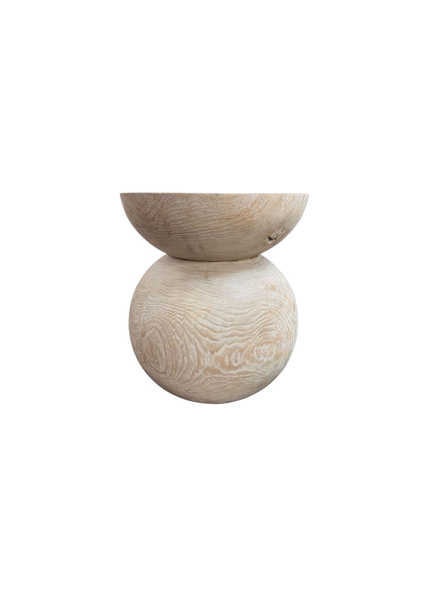 Runder Beistelltisch aus Teakholz, gebleichtes Finish, geschichtetes Design, modernes organisches Design (Indonesisch) im Angebot