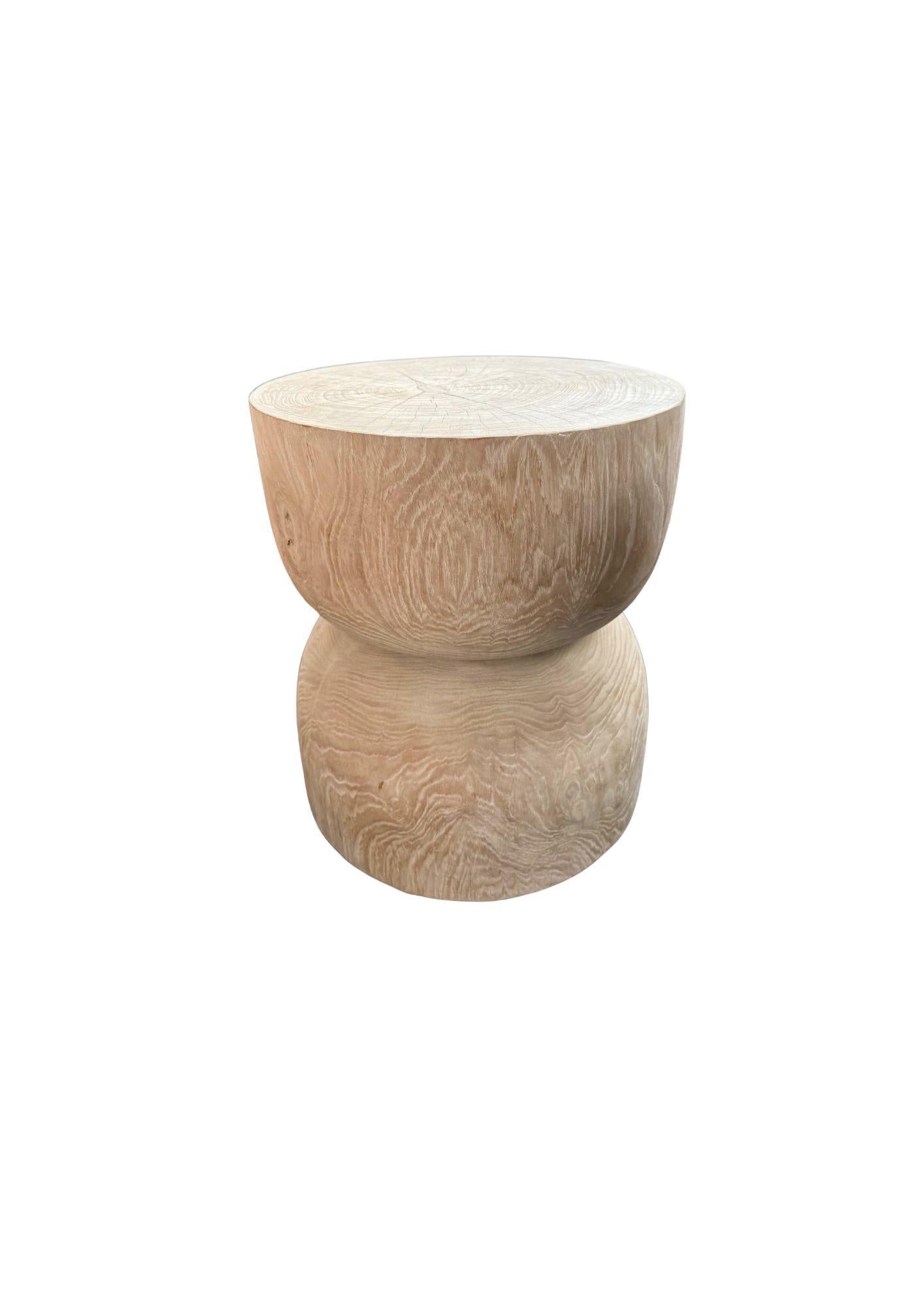 Runder Beistelltisch aus Teakholz, gebleichtes Finish, geschichtetes Design, modernes organisches Design (Handgefertigt) im Angebot