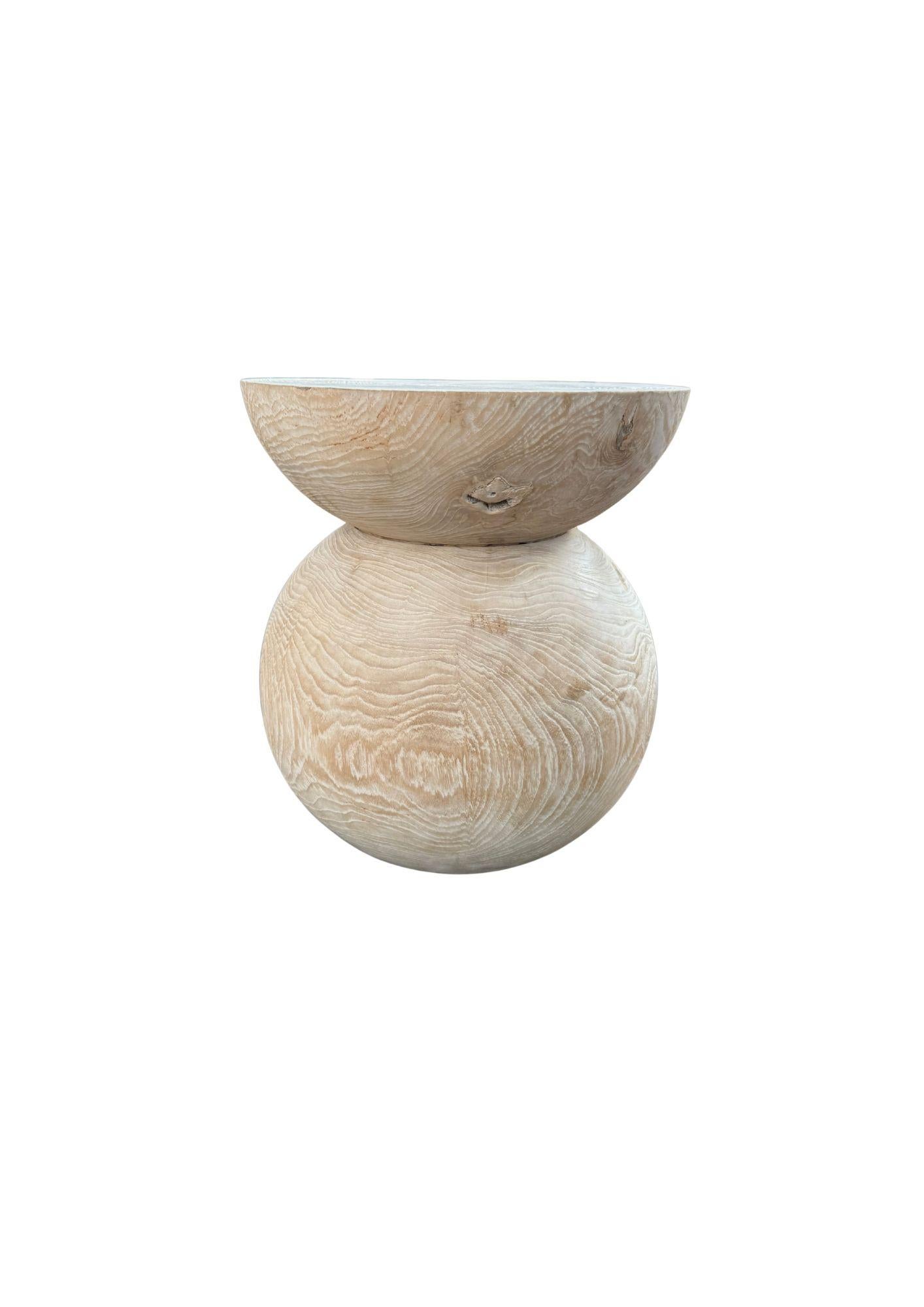 Runder Beistelltisch aus Teakholz, gebleichtes Finish, geschichtetes Design, modernes organisches Design im Zustand „Neu“ im Angebot in Jimbaran, Bali