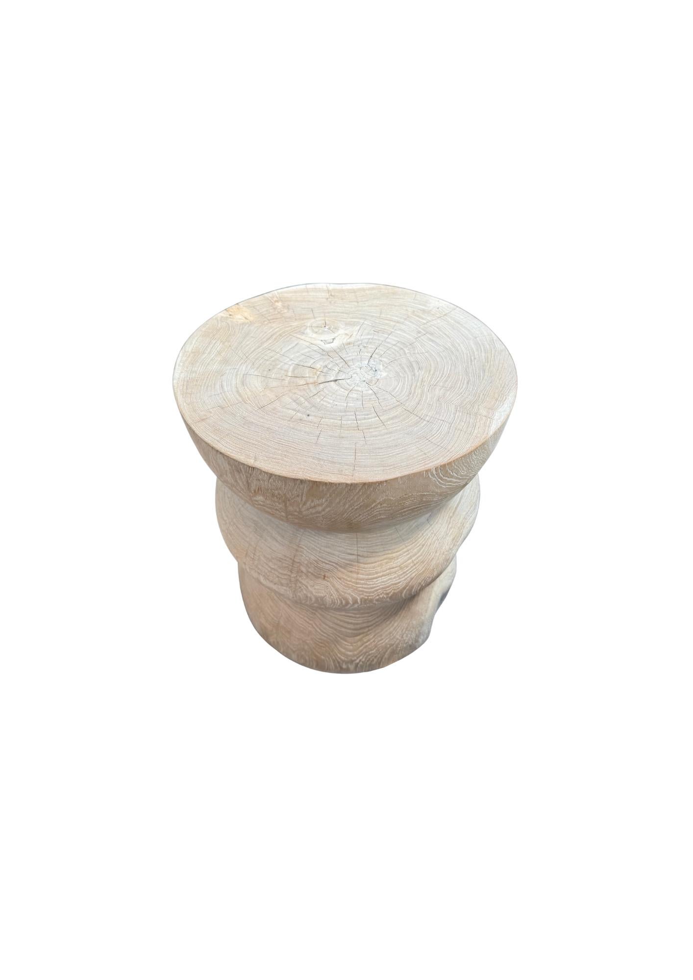Runder Beistelltisch aus Teakholz, gebleichtes Finish, geschichtetes Design, modernes organisches Design im Zustand „Neu“ im Angebot in Jimbaran, Bali