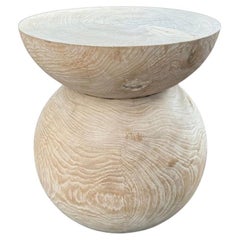 Mesa auxiliar redonda de madera de teca, acabado blanqueado, diseño en capas, orgánico moderno