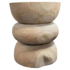 Mesa auxiliar redonda de madera de teca, acabado blanqueado, diseño en capas, orgánico moderno