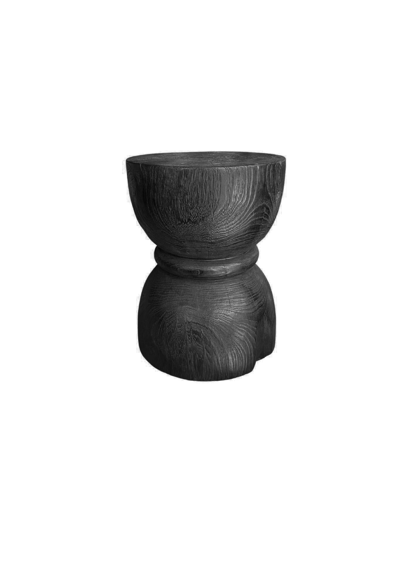 Organique Table d'appoint ronde en bois de teck, finition brûlée, design en verre sablier, organique moderne en vente