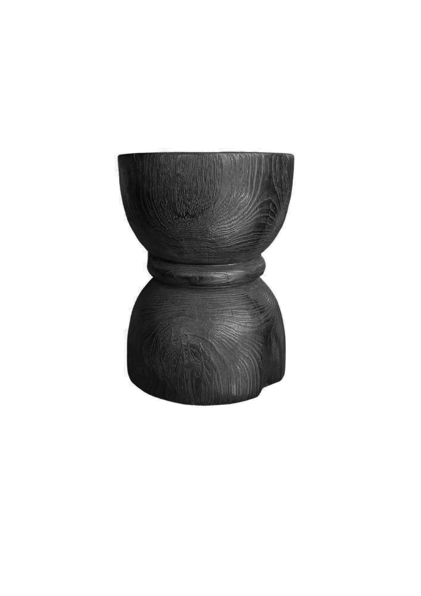 Indonésien Table d'appoint ronde en bois de teck, finition brûlée, design en verre sablier, organique moderne en vente