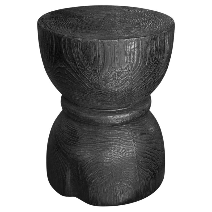 Table d'appoint ronde en bois de teck, finition brûlée, design en verre sablier, organique moderne