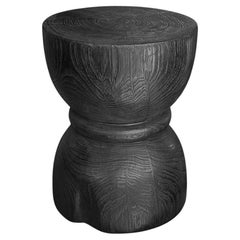 Mesa Auxiliar Redonda de Madera de Teca, Acabado Quemado, Diseño de Cristal de Arena, Orgánico Moderno
