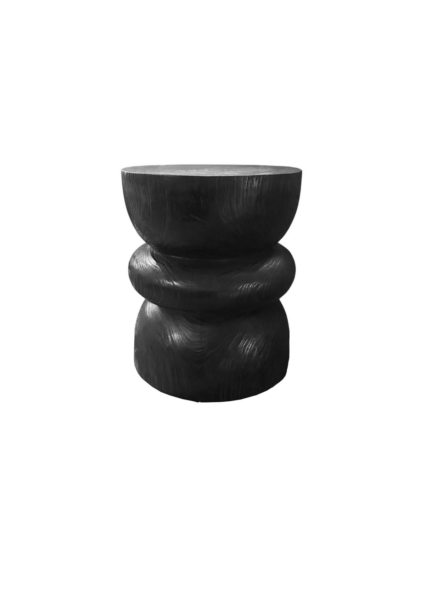 Eleva tu espacio con la atrevida elegancia de esta mesa auxiliar de teca, elaborada para mostrar las ricas texturas naturales de la madera de teca maciza. Acabada en un espectacular negro quemado, la superficie revela intrincados patrones de vetas y