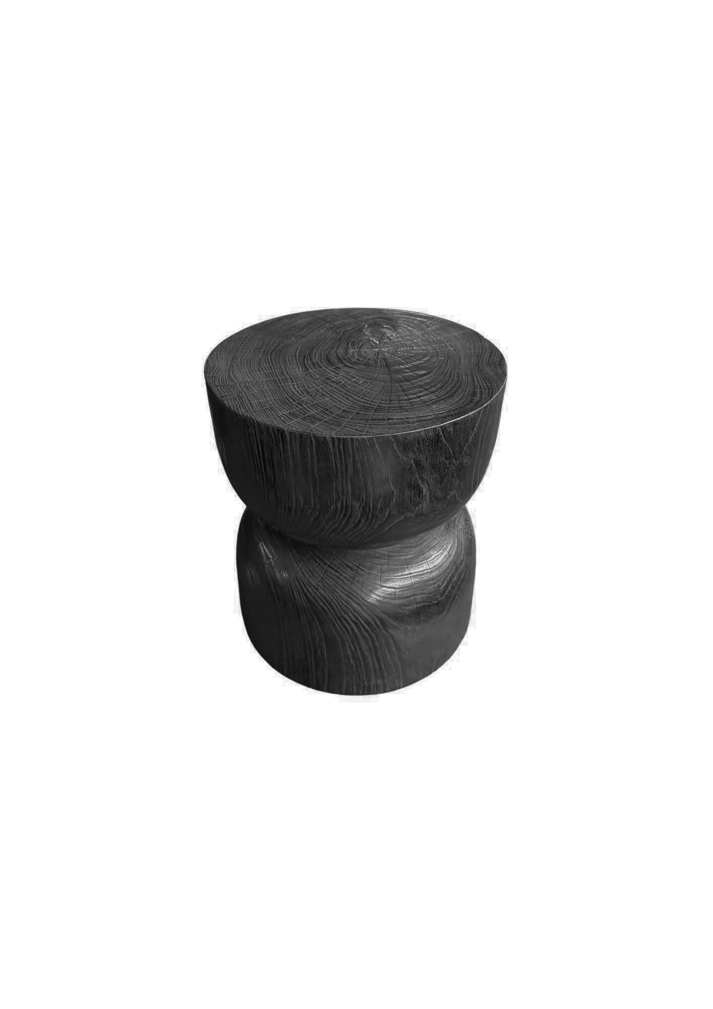 Organico moderno Round Teak Wood Side Table, Burnt Finish, Layered Design, Modern Organic in vendita