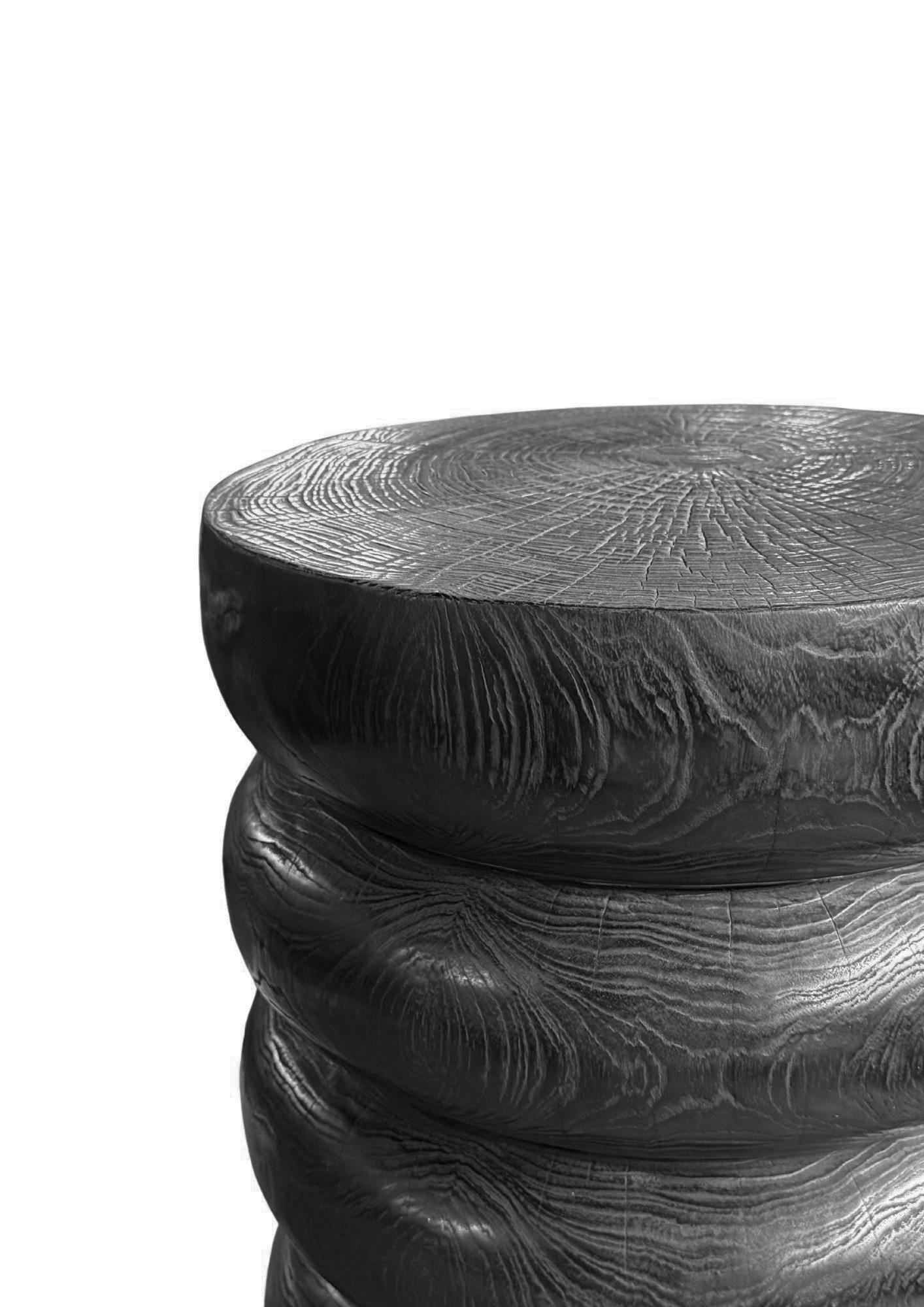 Runder Beistelltisch aus Teakholz, gebrannte Oberfläche, mehrlagiges Design, modernes organisches Design (Organische Moderne) im Angebot