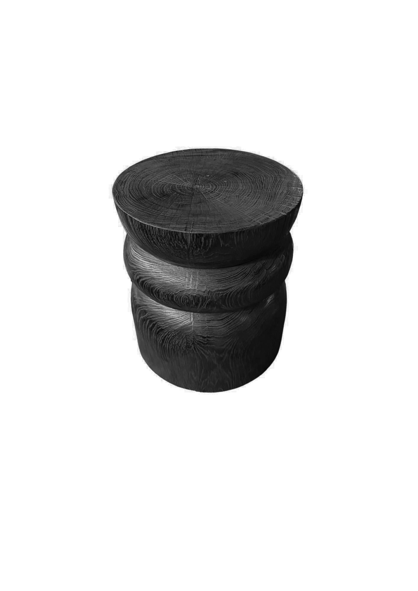 Runder Beistelltisch aus Teakholz, gebrannte Oberfläche, mehrlagiges Design, modernes organisches Design (Indonesisch) im Angebot