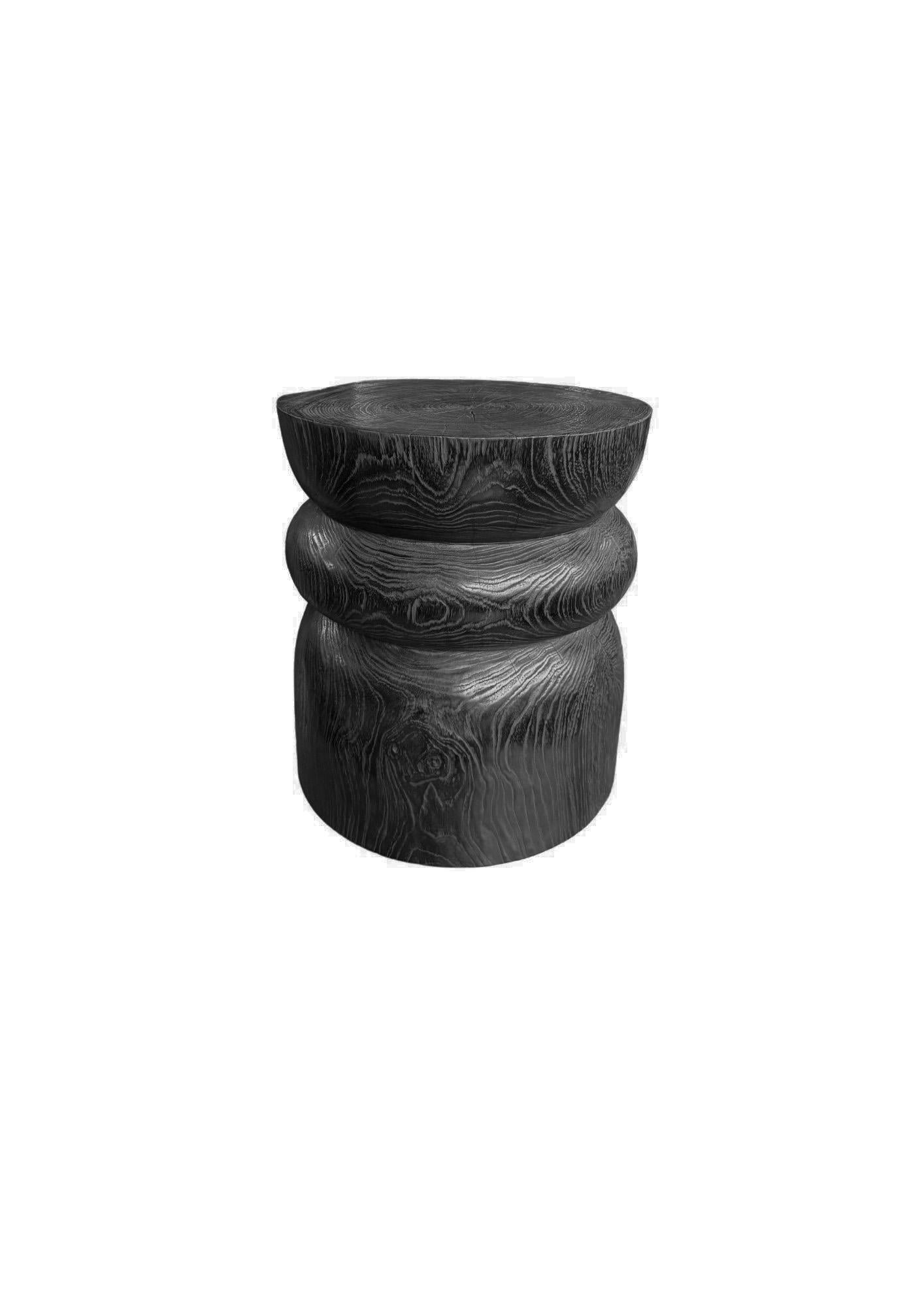 Runder Beistelltisch aus Teakholz, gebrannte Oberfläche, mehrlagiges Design, modernes organisches Design im Zustand „Neu“ im Angebot in Jimbaran, Bali