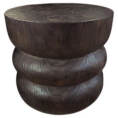 Table d'appoint ronde en bois de teck, finition brûlée, design stratifié, organique moderne