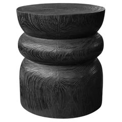 Mesa auxiliar redonda de madera de teca, acabado quemado, diseño en capas, orgánico moderno