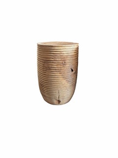 Mesa auxiliar redonda de madera de teca, detalles tallados, moderna y orgánica