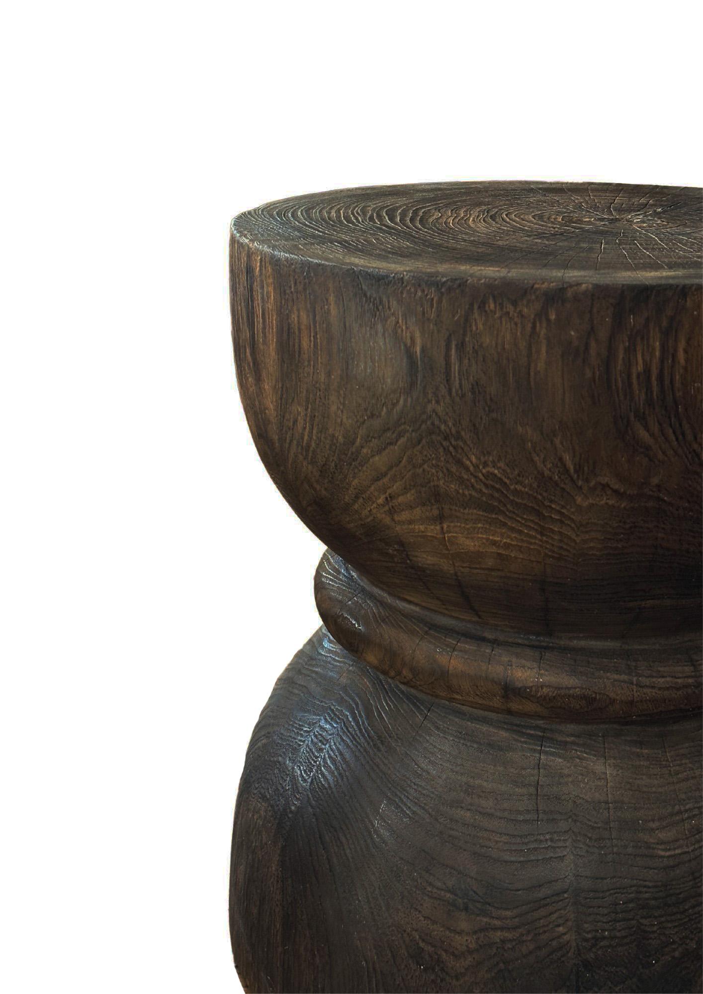 Organique Table d'appoint ronde en bois de teck, finition Dark Brown, design en verre sablé, Modernity en vente
