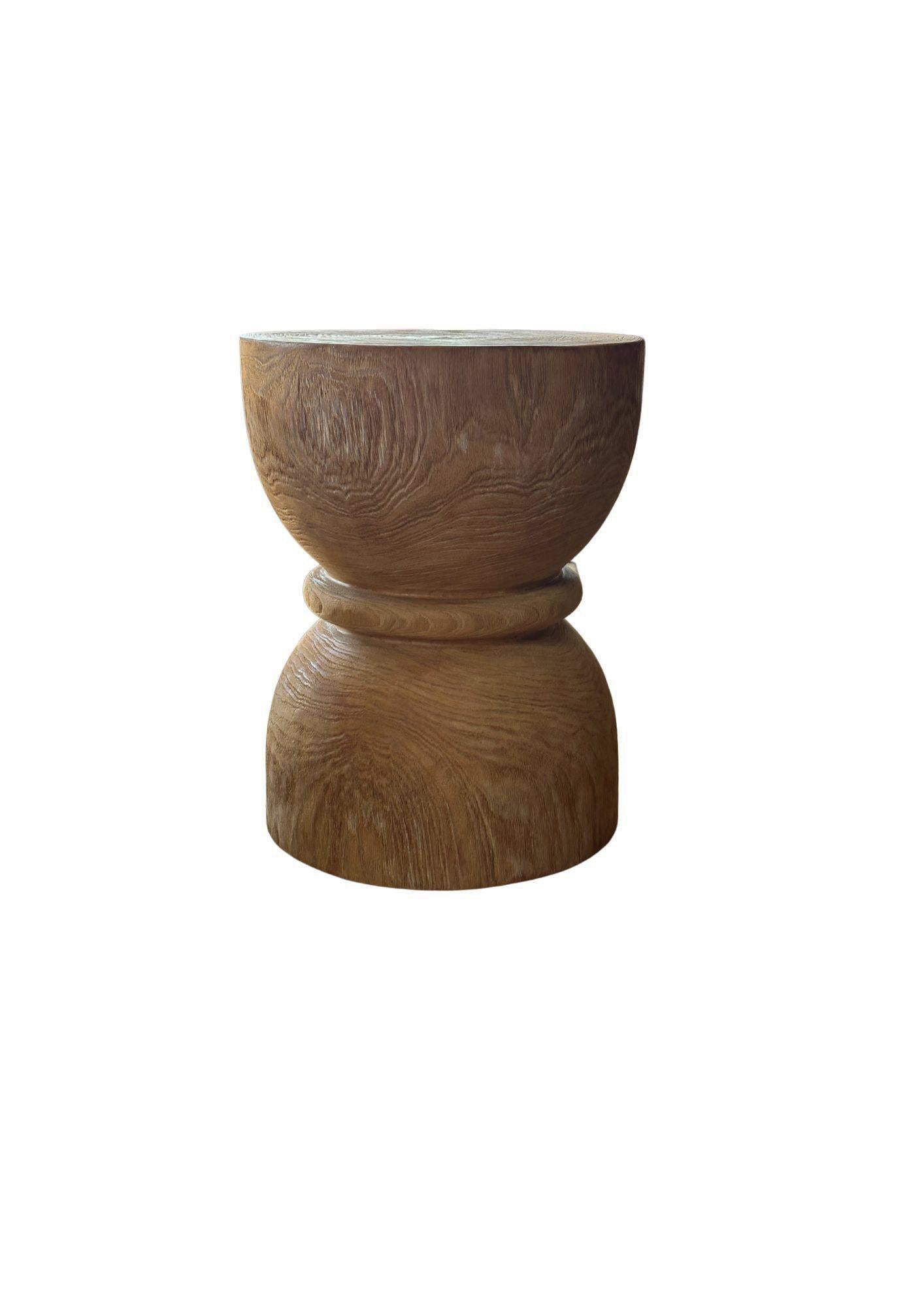 Organique Table d'appoint ronde en bois de teck, finition Dark Brown, design en verre sablé, Modernity en vente