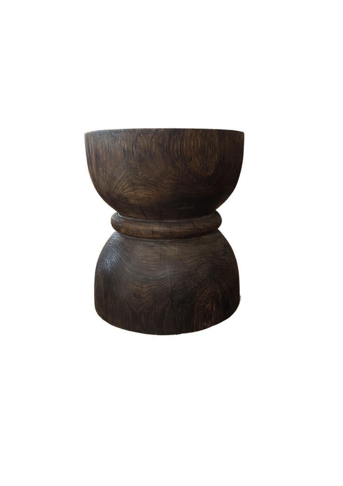 Indonésien Table d'appoint ronde en bois de teck, finition Dark Brown, design en verre sablé, Modernity en vente