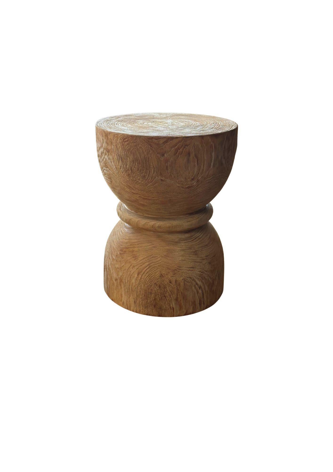 Indonésien Table d'appoint ronde en bois de teck, finition Dark Brown, design en verre sablé, Modernity en vente