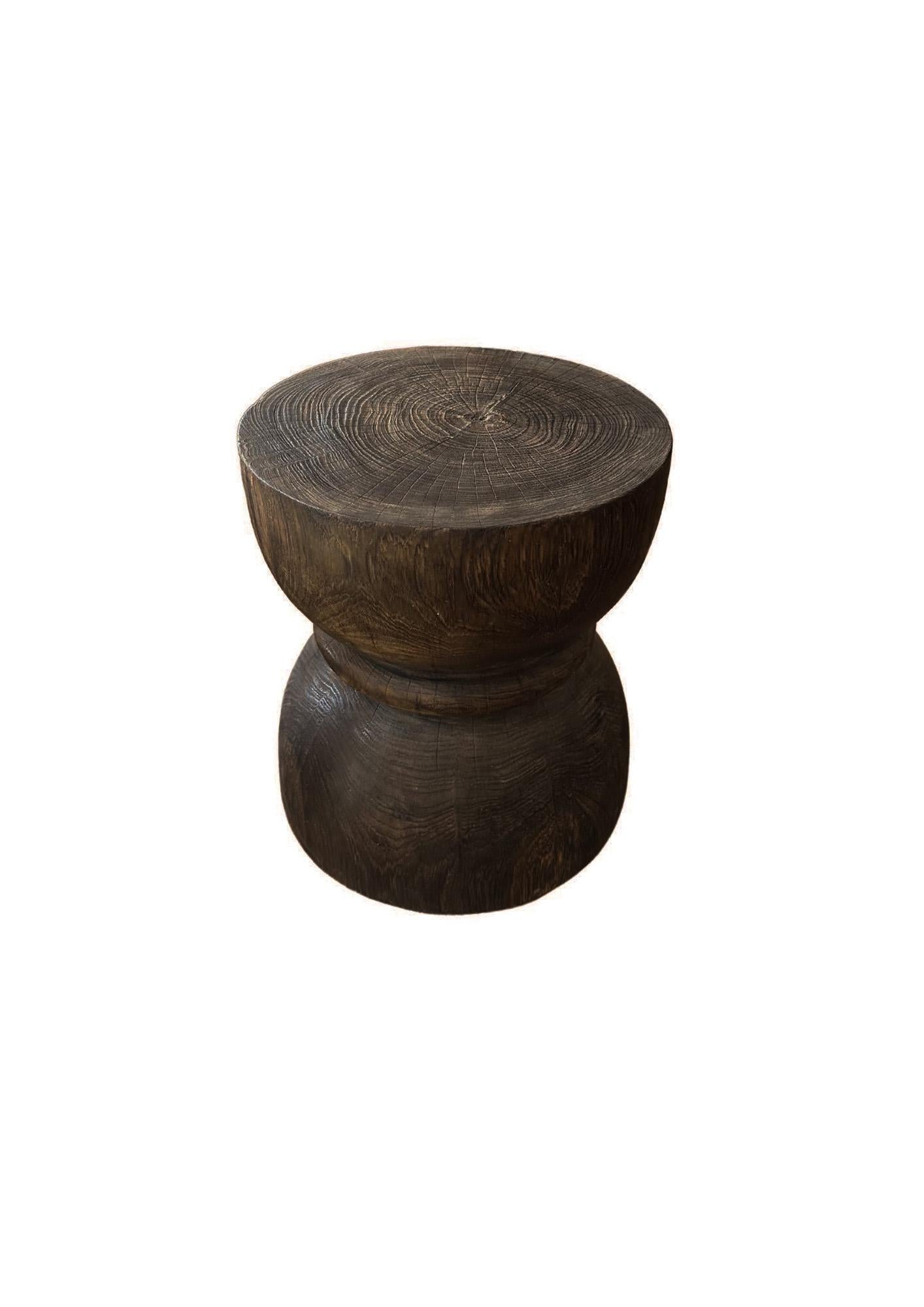 Fait main Table d'appoint ronde en bois de teck, finition Dark Brown, design en verre sablé, Modernity en vente