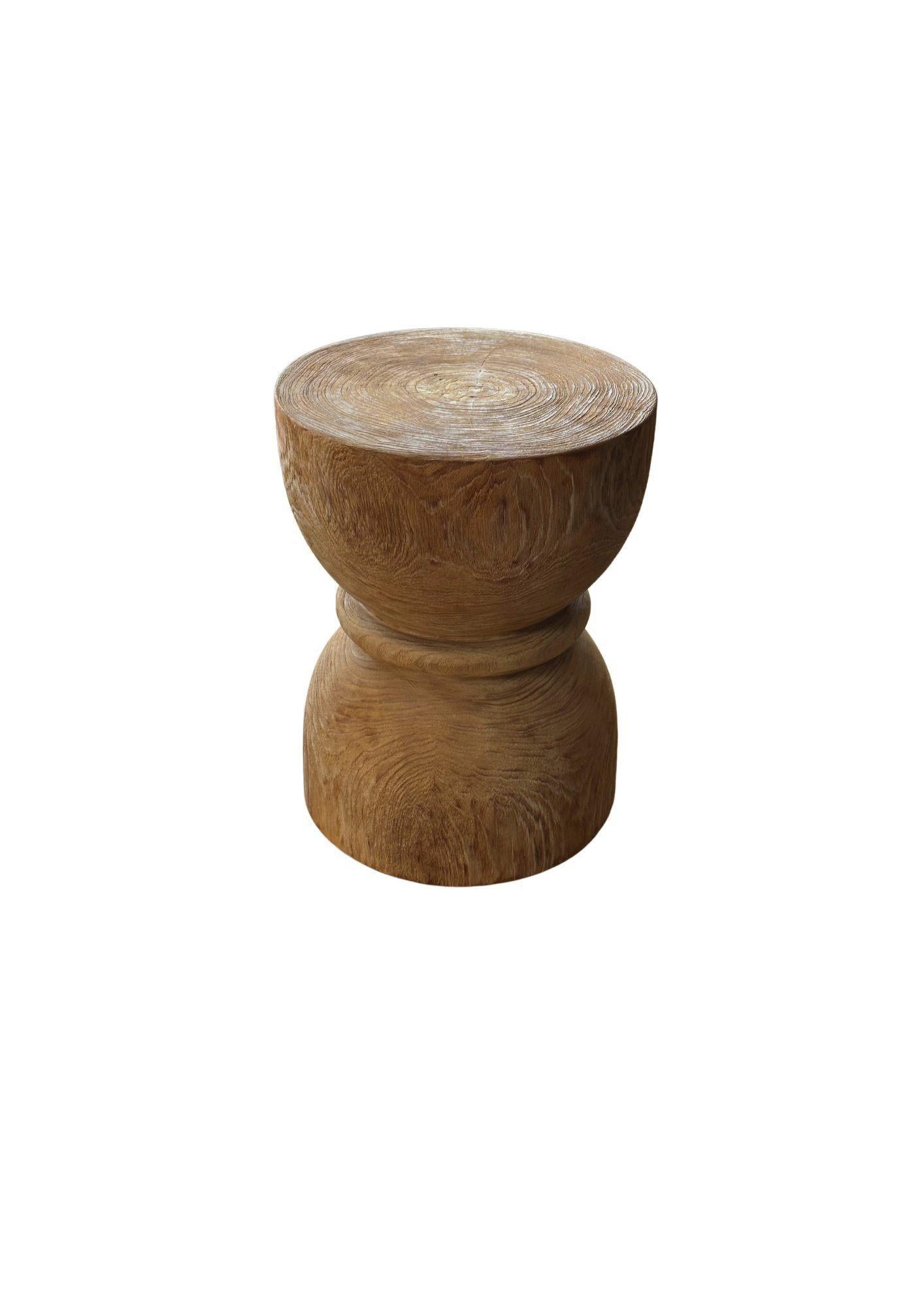 Fait main Table d'appoint ronde en bois de teck, finition Dark Brown, design en verre sablé, Modernity en vente
