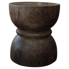 Mesa Auxiliar Redonda de Madera de Teca, Acabado Marrón Oscuro, Diseño de Cristal Horario, Moderno Orgánico