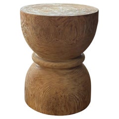 Mesa Auxiliar Redonda de Madera de Teca, Acabado Marrón Oscuro, Diseño de Cristal Horario, Moderno Orgánico
