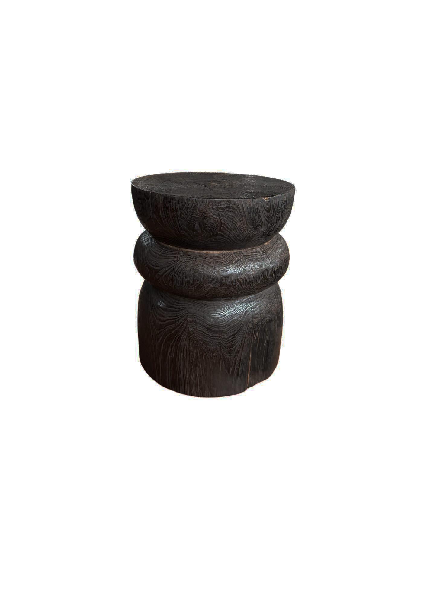 Runder Beistelltisch aus Teakholz, dunkelbraunes Finish, geschichtetes Design, modernes organisches Design (Organische Moderne) im Angebot