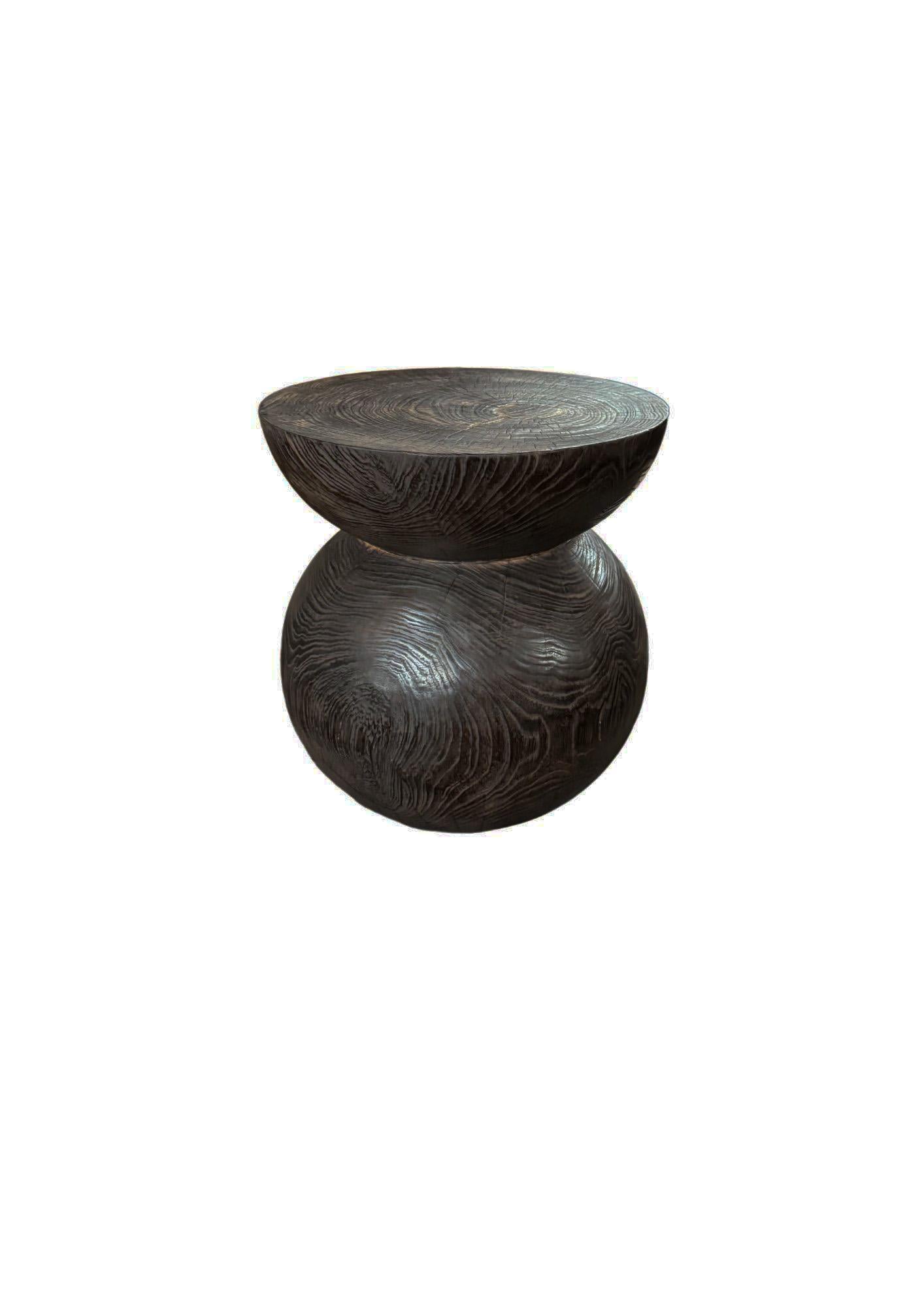 Runder Beistelltisch aus Teakholz, dunkelbraunes Finish, geschichtetes Design, modernes organisches Design (Organische Moderne) im Angebot
