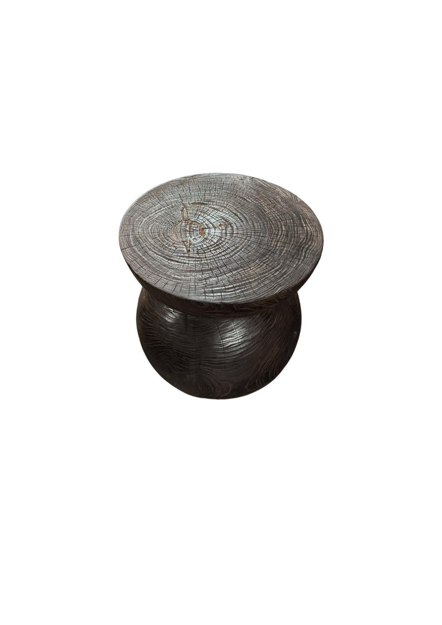 Runder Beistelltisch aus Teakholz, dunkelbraunes Finish, geschichtetes Design, modernes organisches Design (Indonesisch) im Angebot