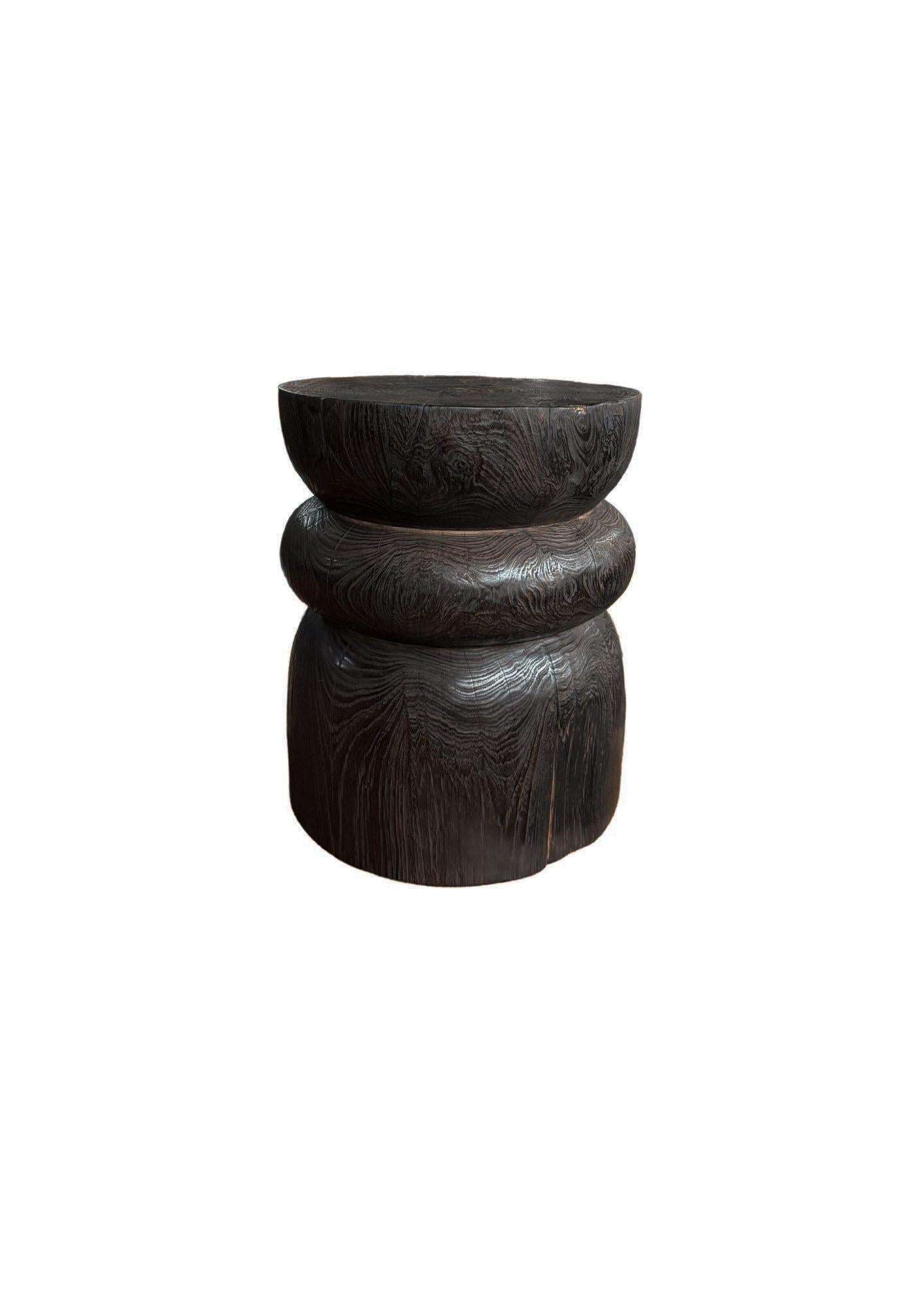 Runder Beistelltisch aus Teakholz, dunkelbraunes Finish, geschichtetes Design, modernes organisches Design (Handgefertigt) im Angebot