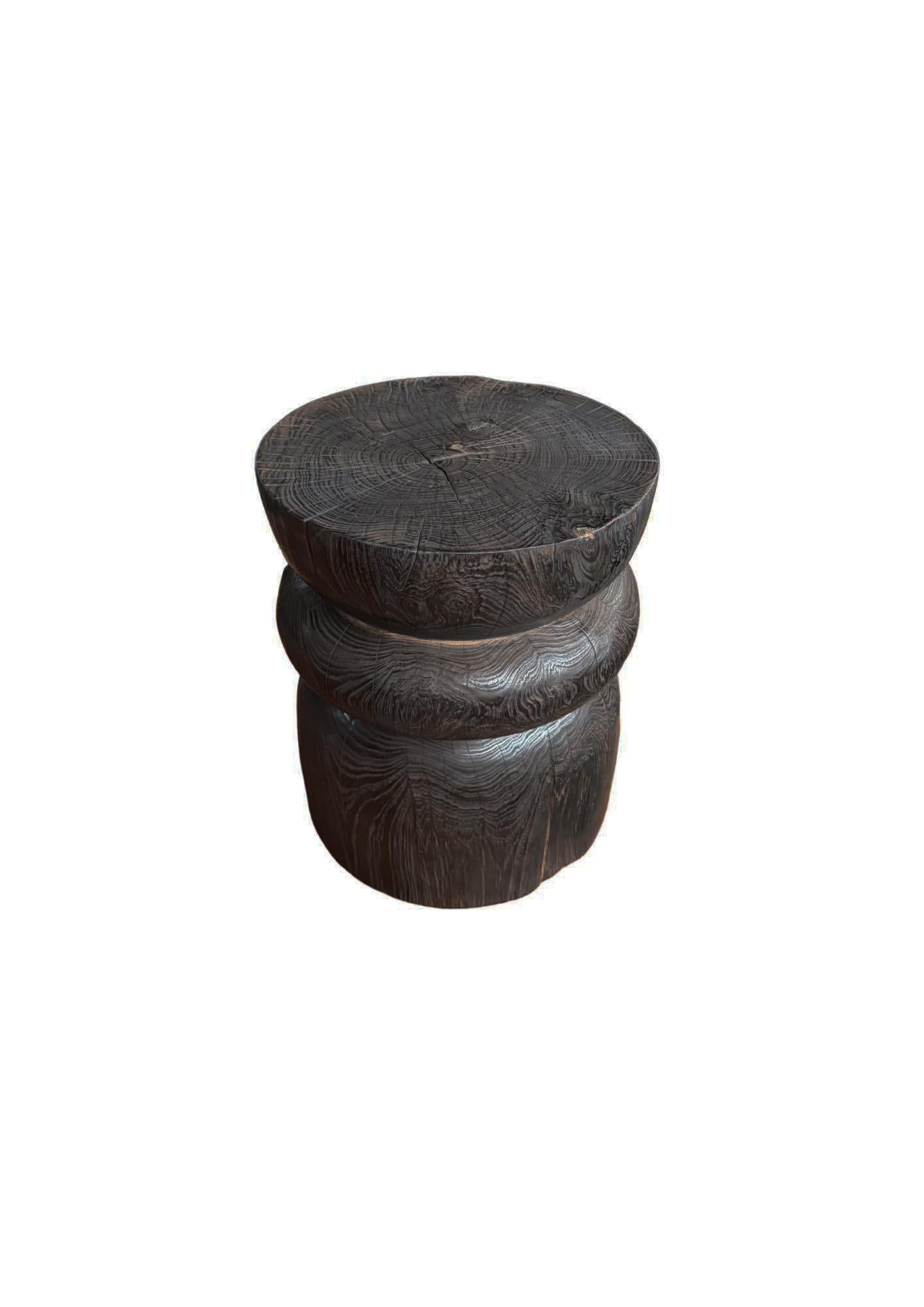 Runder Beistelltisch aus Teakholz, dunkelbraunes Finish, geschichtetes Design, modernes organisches Design im Zustand „Neu“ im Angebot in Jimbaran, Bali