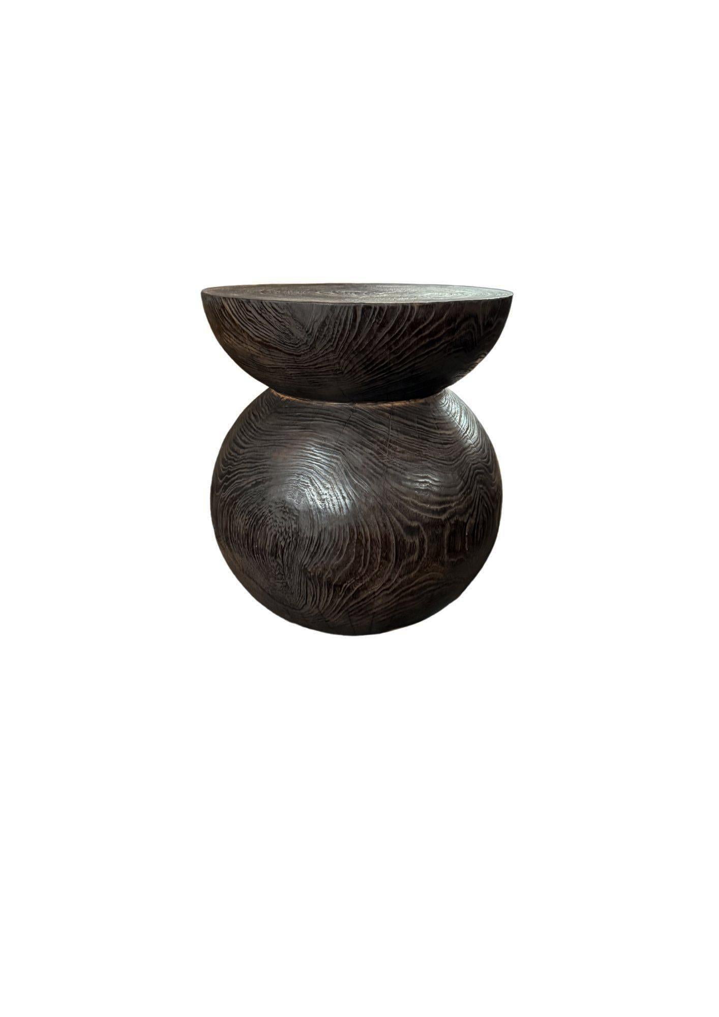 Runder Beistelltisch aus Teakholz, dunkelbraunes Finish, geschichtetes Design, modernes organisches Design im Zustand „Neu“ im Angebot in Jimbaran, Bali