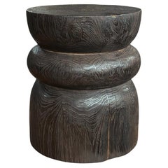 Mesa auxiliar redonda de madera de teca, acabado marrón oscuro, diseño en capas, orgánico moderno